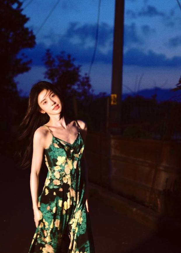 鞠婧祎肤白貌美身材好。