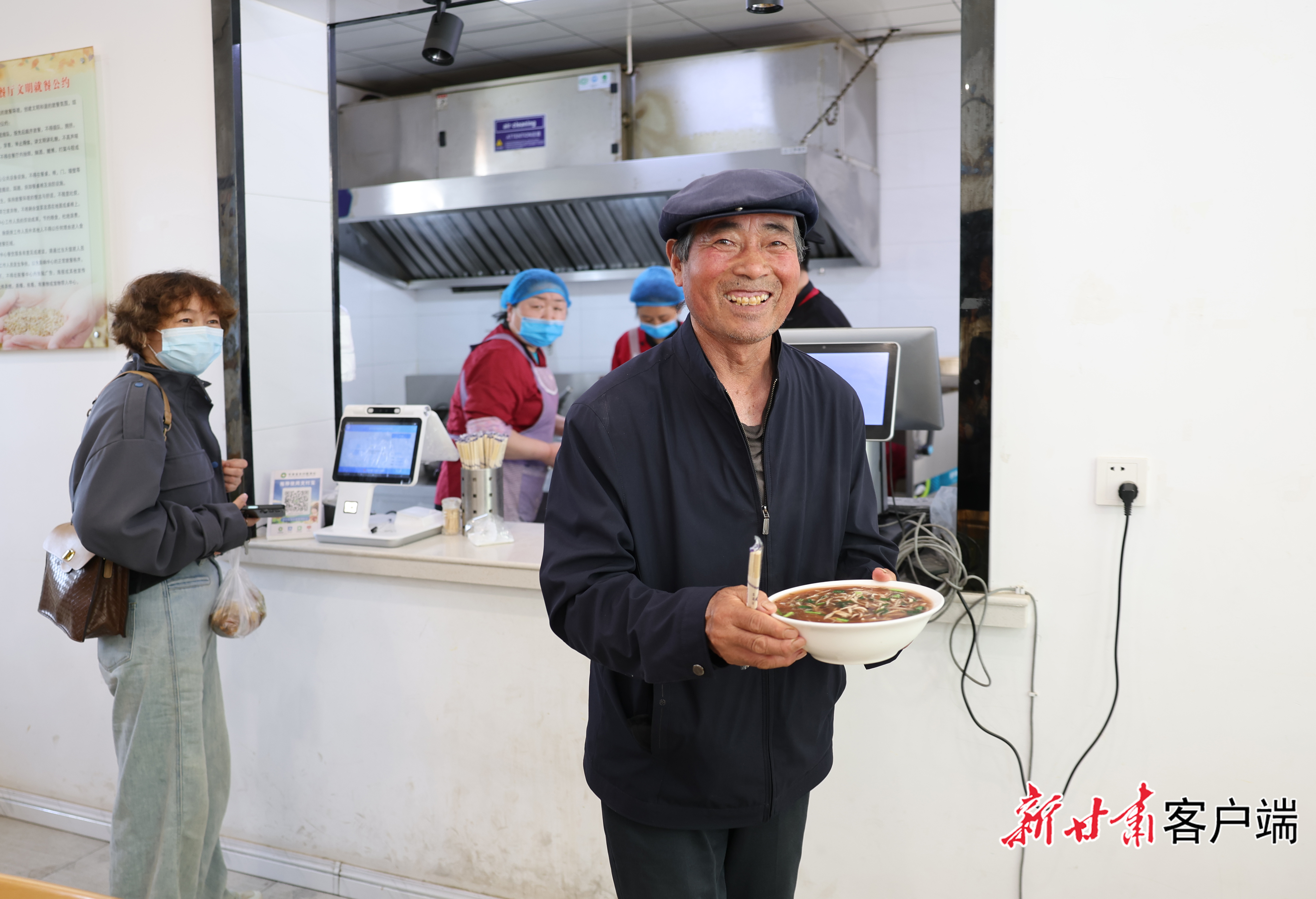 老人在惠民营养餐厅吃饭