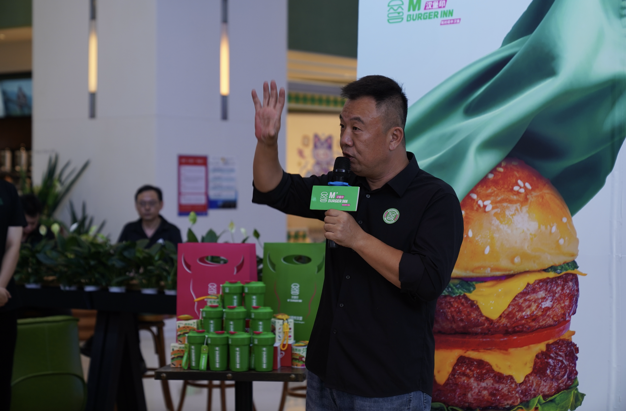 汉堡印M’BURGER INN深圳世纪汇品牌升级品鉴会圆满举行——手工鲜作,重塑汉堡新标杆