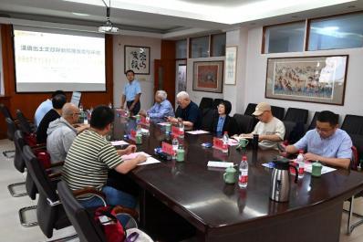 召集人与主持人马振颖副教授宣布沙龙活动开始