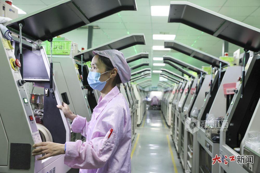 工人们正在智能生产线上赶制国内外订单(魏东升 摄)