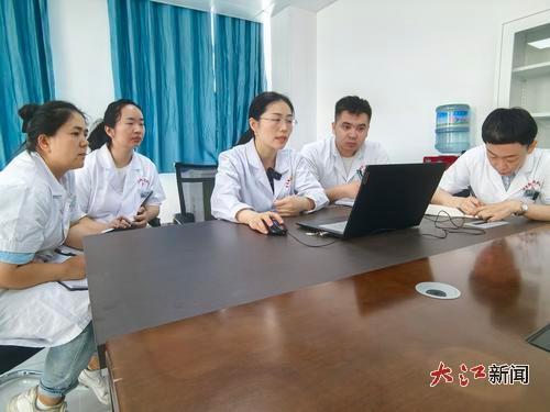 熊医生在进行集中授课