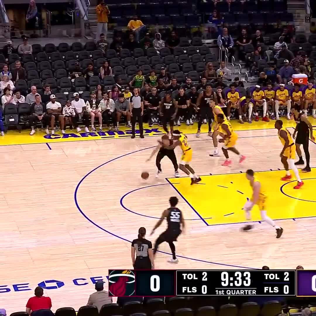 欣慰的老父亲，詹姆斯社媒晒布朗尼暴扣视频：表演时间