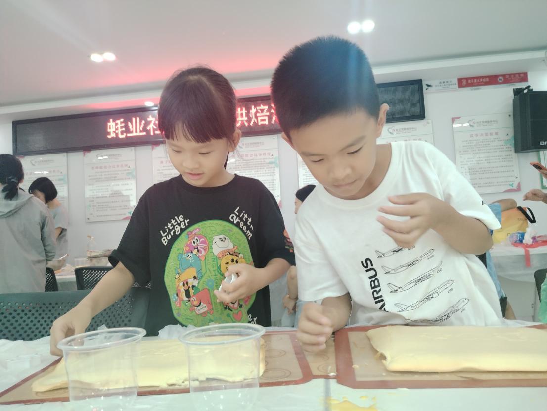 悦读烘焙坊:故事里的美味魔法——西乡蚝业社区成功开展绘本+烘焙活动
