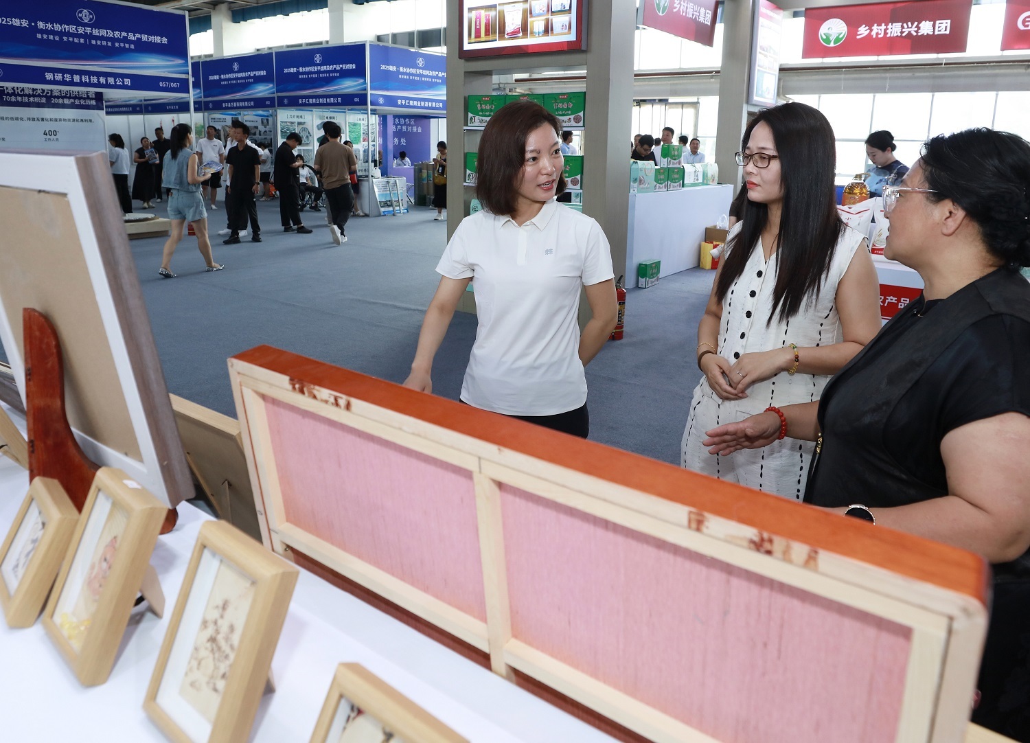 7月10日，参展商为客商介绍葫芦烙画。陈月振 摄
