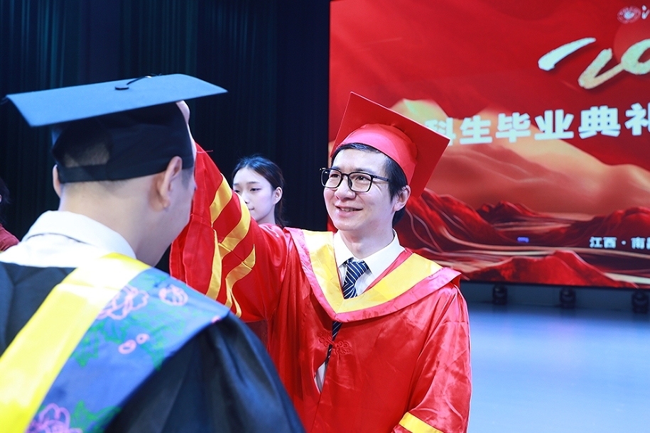 学校学位委员会名誉主任、理事长喻恺为毕业生拨穗。