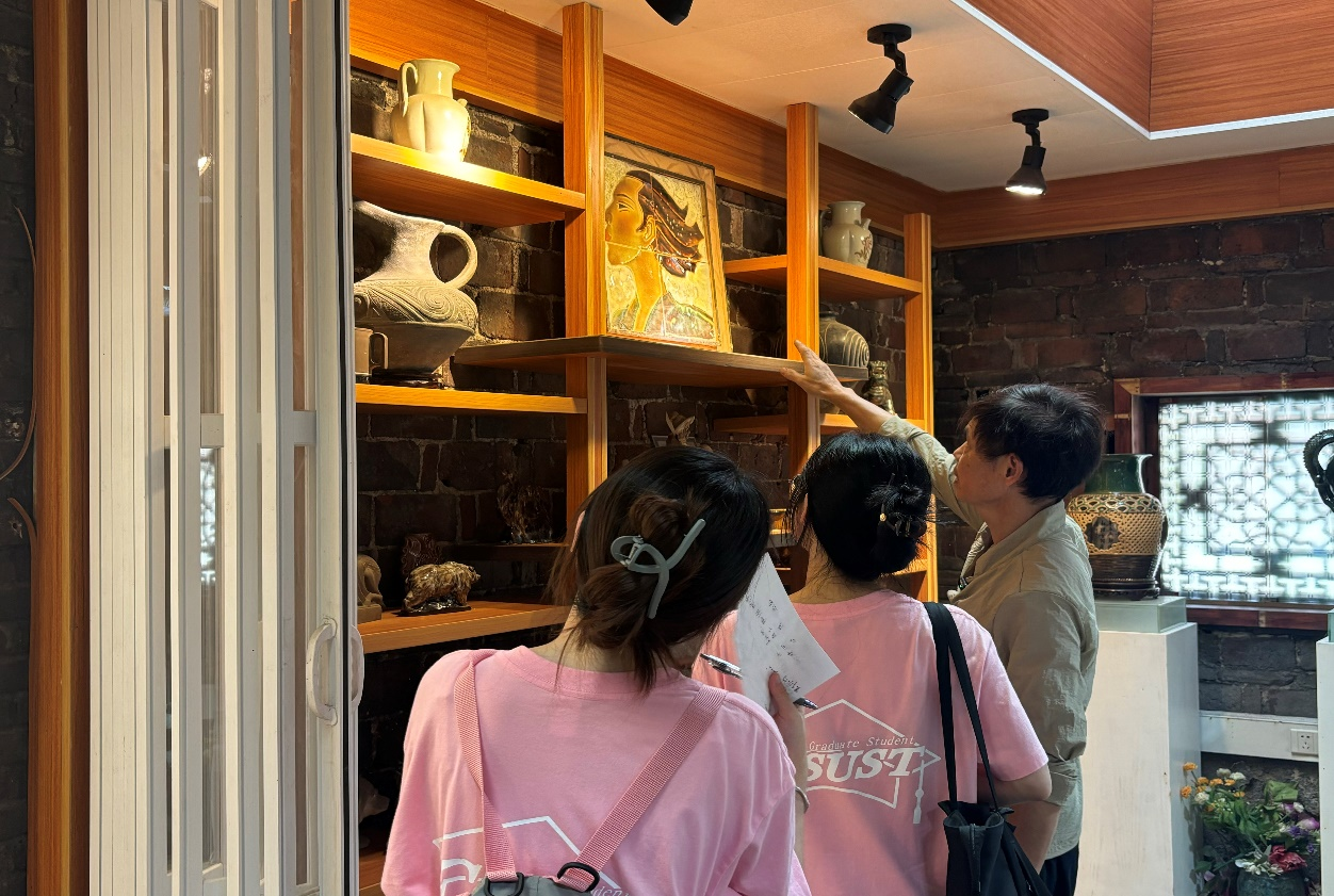 (刘志广老师带领实践团成员参观工作室与会议室)