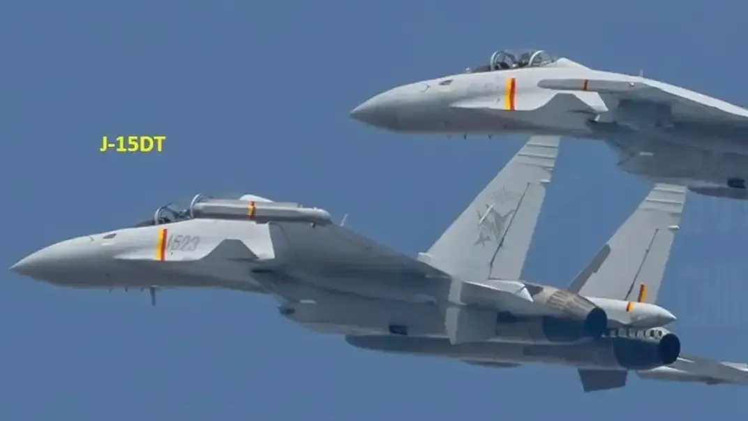 福建舰航母练新型歼15DT电子战机曝光，或亮相9月3日阅兵