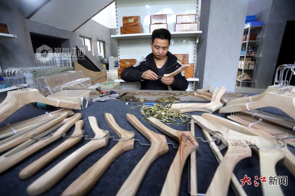 工匠在生产樟木文创产品(刘康慧、刘丽强 摄)