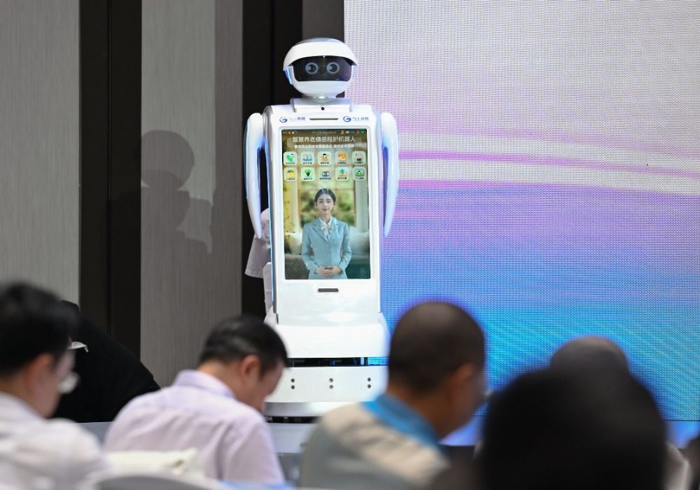 ▲2025年7月10日,重庆悦来国际会议中心,智慧养老情感陪护机器人“裴裴”正在进行自我展示。记者 张锦辉 摄
