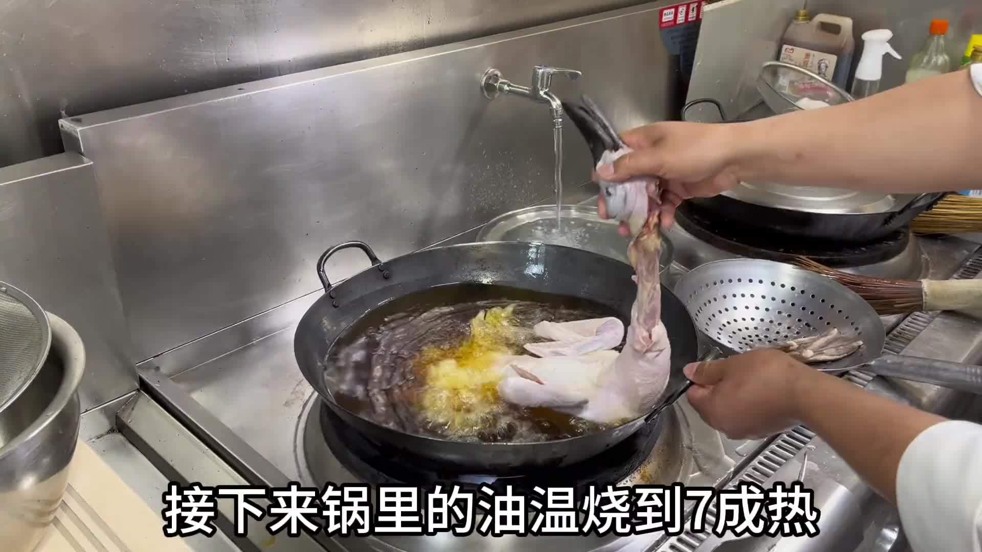 厨师长花了8000块学了一道酱鸭做法，来到店里做出来后真不错
