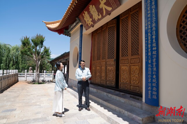 赵嘉鸿向记者解联。