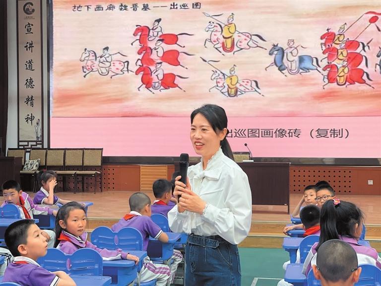 张晓燕正在进行讲解　新甘肃·甘肃日报记者　于晓明