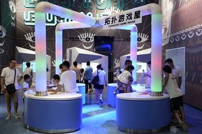 不少家长带着孩子逛省科技馆