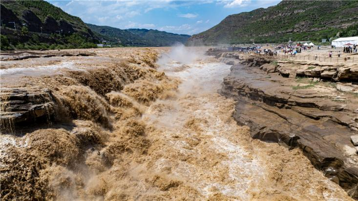 壮美的黄河壶口瀑布奔腾而下