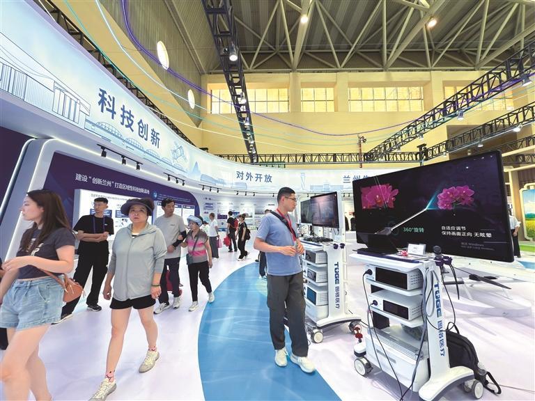 市民在兰州馆展区驻足，近距离感受金城发展活力。