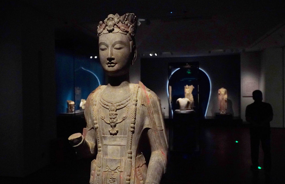 龙兴寺遗址窖藏出土的佛教造像在山东省青州博物馆展出（2023年5月15日摄）。