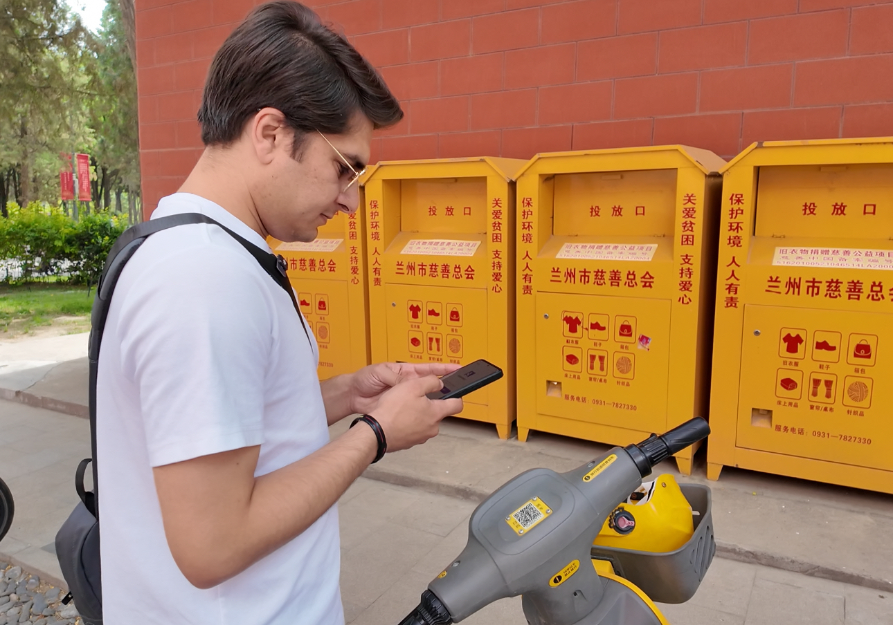 留学生手机扫码使用共享单车