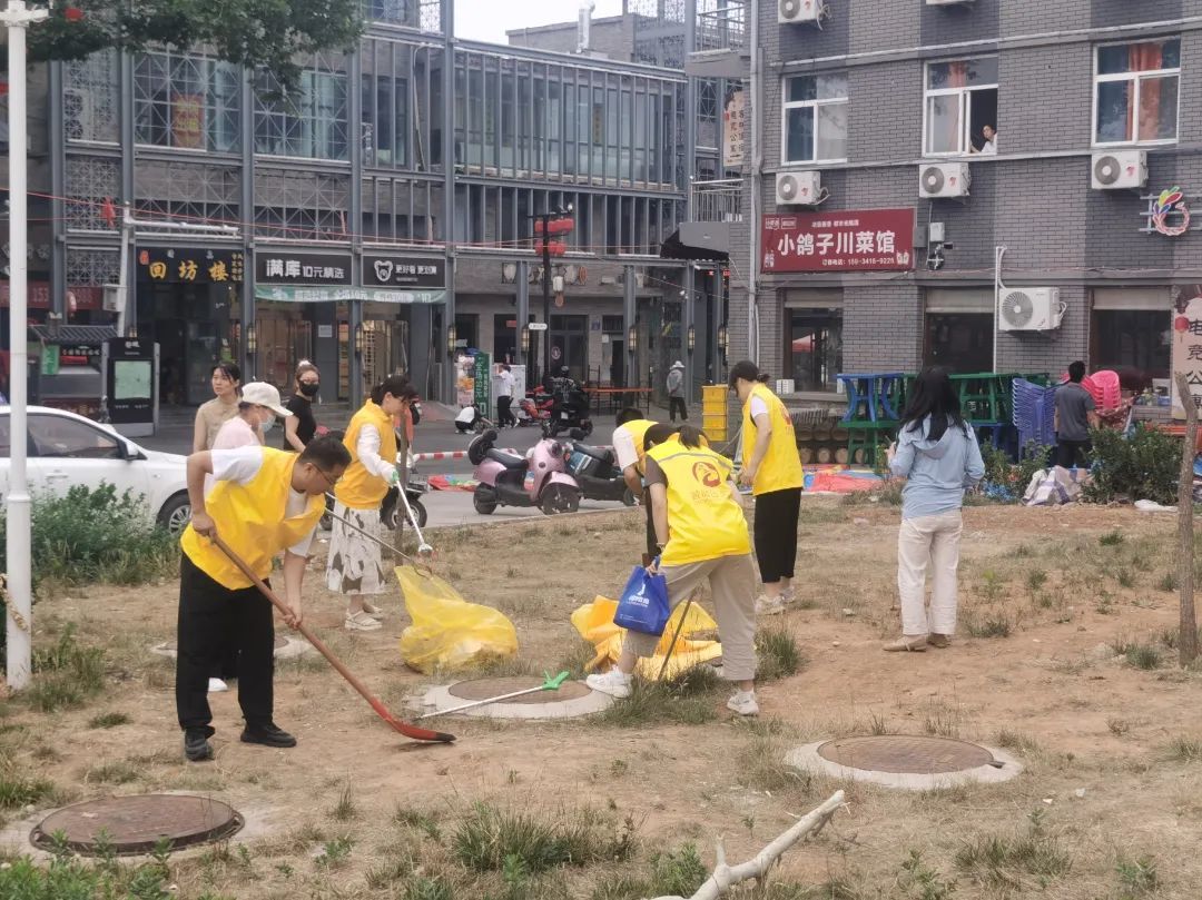 市统计局组织党员对西大街道路沿街垃圾进行集中清理.jpg