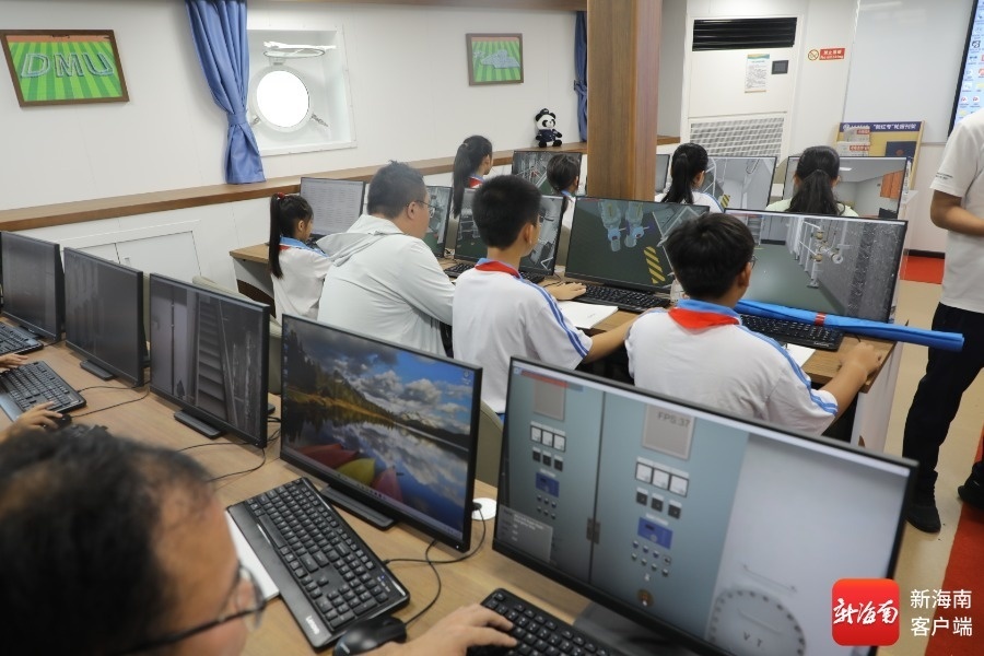 学生们在“新红专”轮上互动学习。记者 赵航 摄