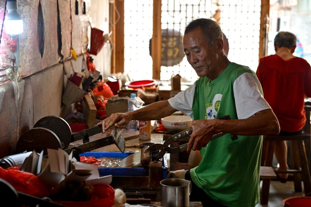 7月8日，在江西省南昌市进贤县文港镇，制笔师傅在制作毛笔。