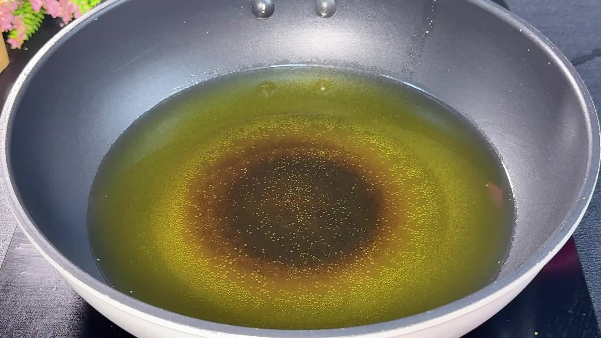 把苹果放入滚烫的油锅中，瞬间变美食，30年第一次见，孩子抢着吃