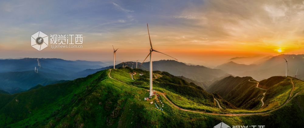 2025年7月7日，江西省吉安市万安县宝山乡天湖山坪峰山顶，清晨的早霞色彩斑斓，霞光万丈，绚丽无比，美得如梦如幻，令人陶醉。