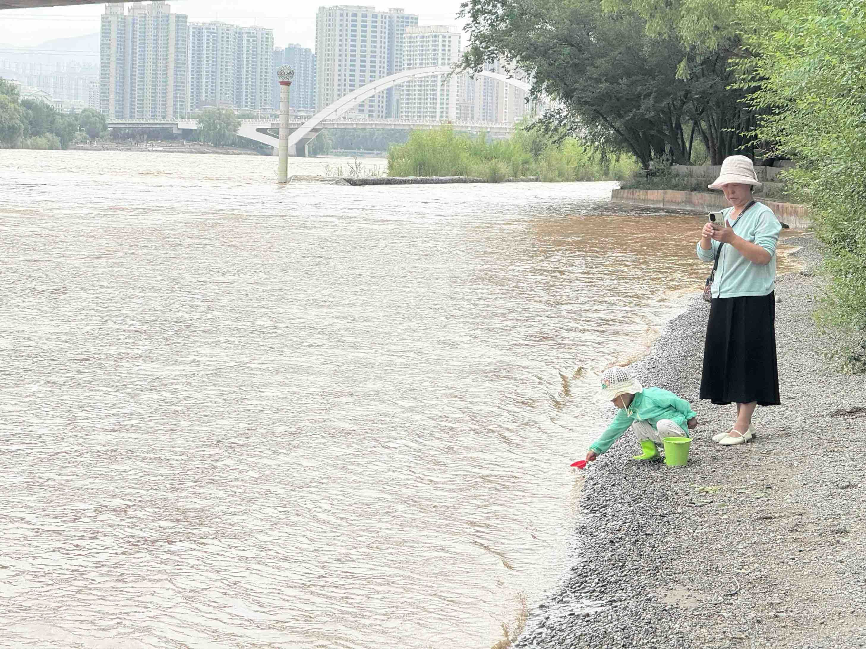 黄河边嬉戏玩耍