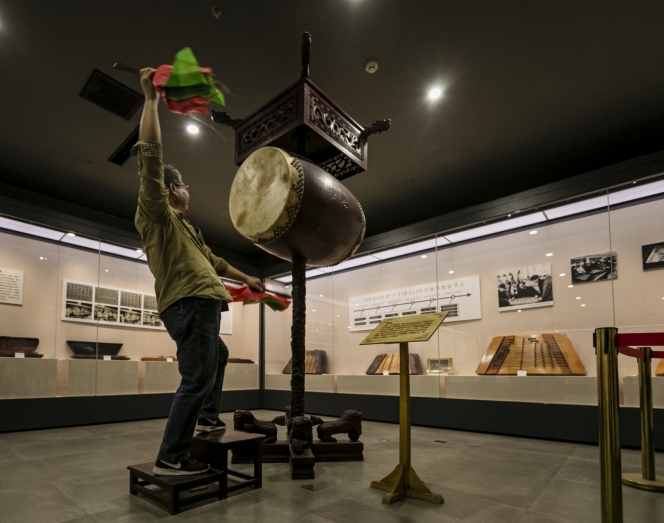 游客在乐器展厅体验击鼓。吕国良 摄