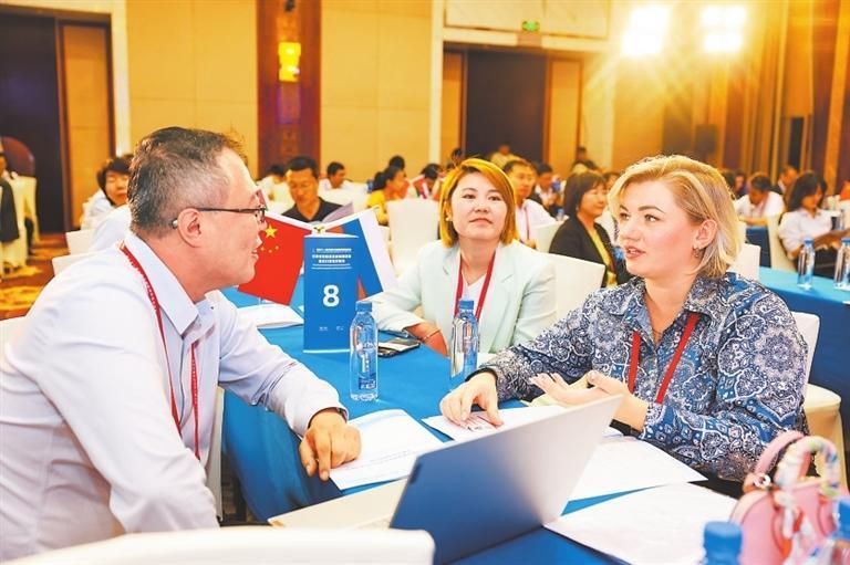 与会嘉宾现场进行对接洽谈　新甘肃·甘肃日报记者　冯乐凯