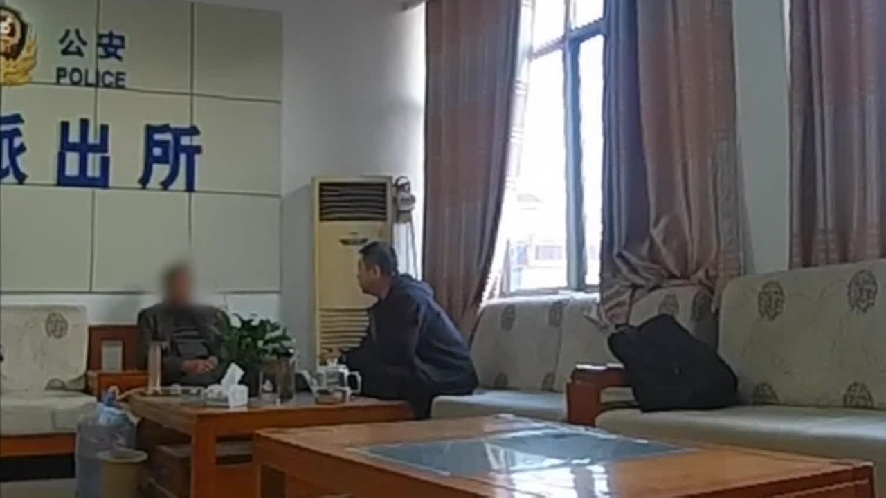 陈述往事，被拐女孩的养父话中疑点重重，警方的调查方向随之改变