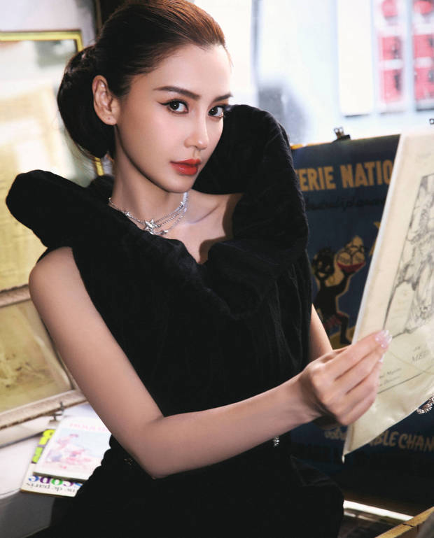 杨颖侧颜精致,美貌迷人。
