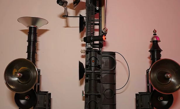 图1- 2 《妄想代理人》细节图片：金属材料