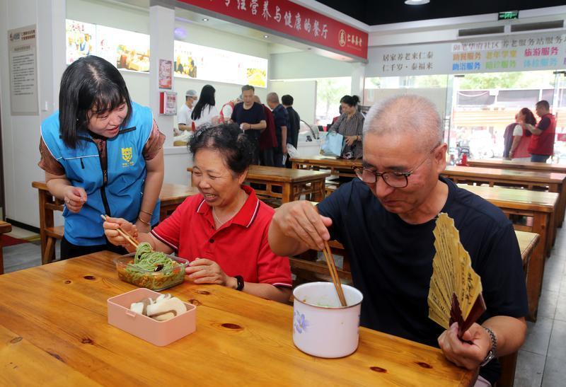 暖“心”闻：这个社区“免费午餐” 65岁以上老人刷脸即可享用