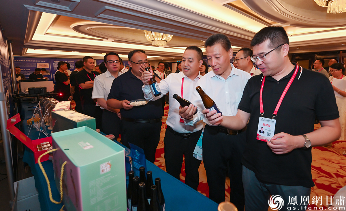 兰州特色产品浆水啤酒吸引参会嘉宾关注