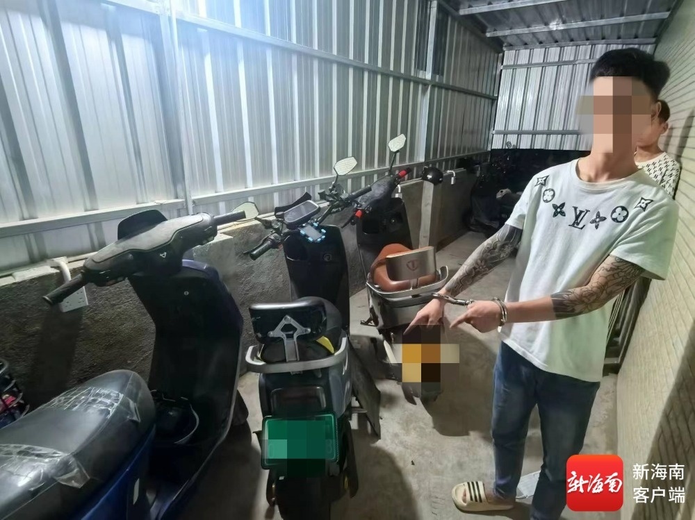 被抓捕的犯罪嫌疑人指认偷盗现场。龙华警方供图