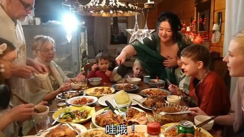 被中国美食征服的老外，好吃到眼泪都掉下来，好吃太多不回家了…