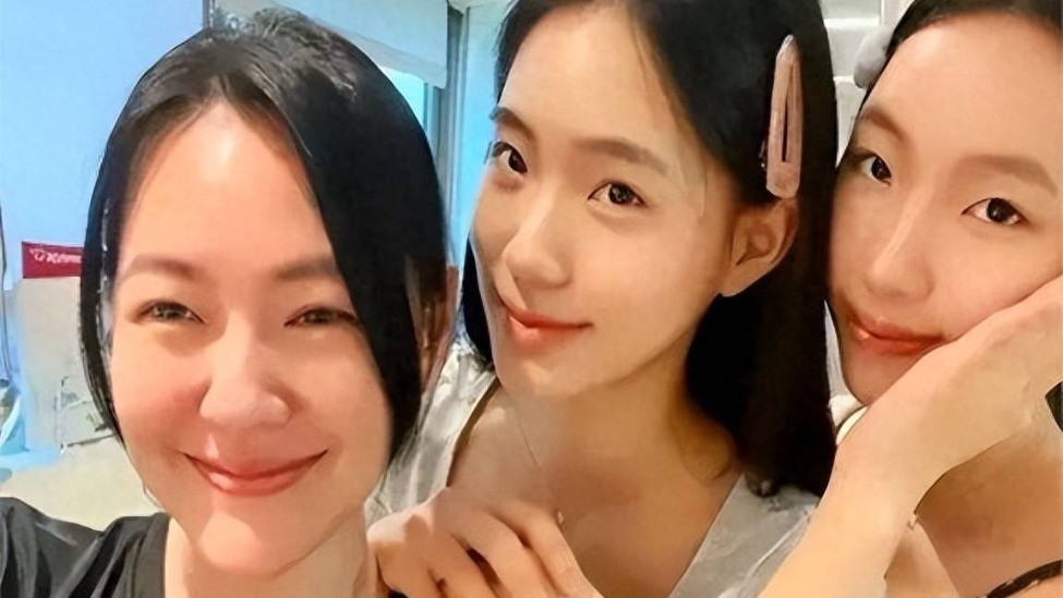 小S两女儿韩国度假，穿衣成熟，大长腿吸睛，具俊晔安排好友陪同封面图