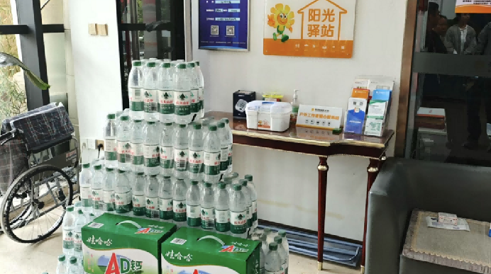 （阳光财险爱心驿站为环卫工人提供饮用水）