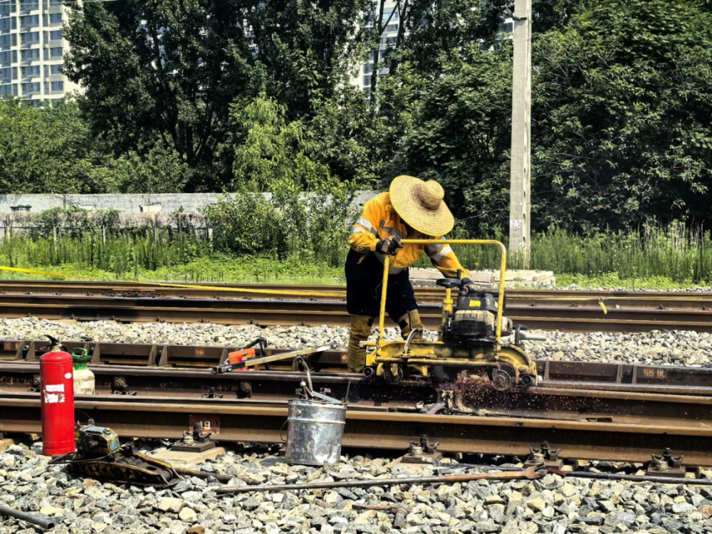 铁路工人正在进行钢轨打磨作业。新华社记者冯媛媛 摄