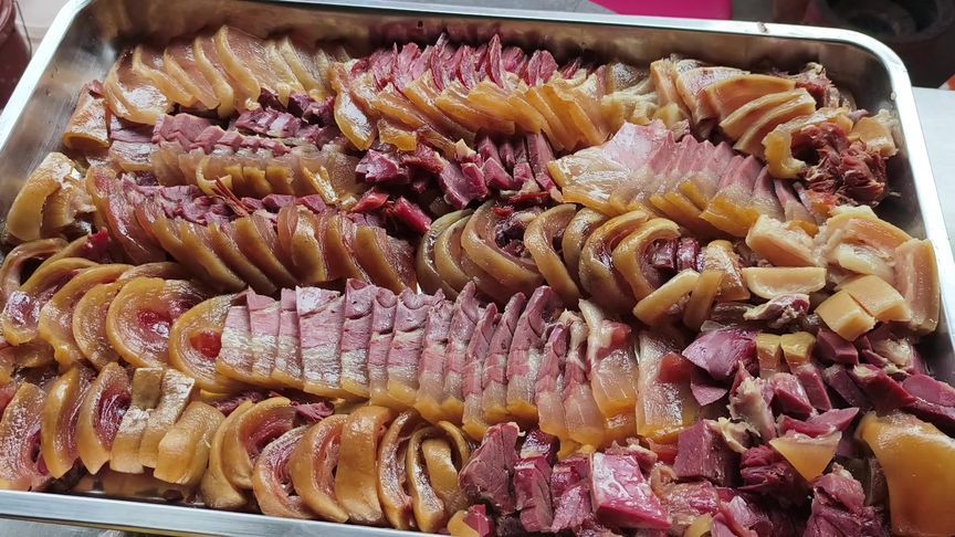 第一次煮酸菜老火腿火锅，一大锅肉全吃完，媳妇说家都被我吃穷了