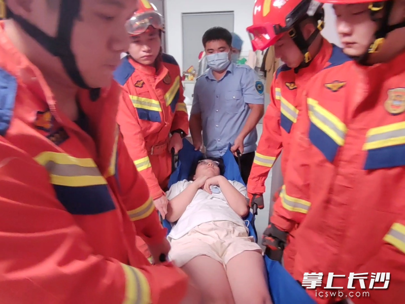 消防员救援即将临盆的孕妇。 长沙晚报通讯员 罗霜操 摄