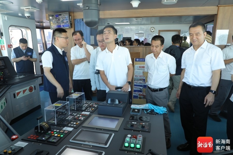 师生们在智能驾驶舱参观体验。记者 赵航 摄