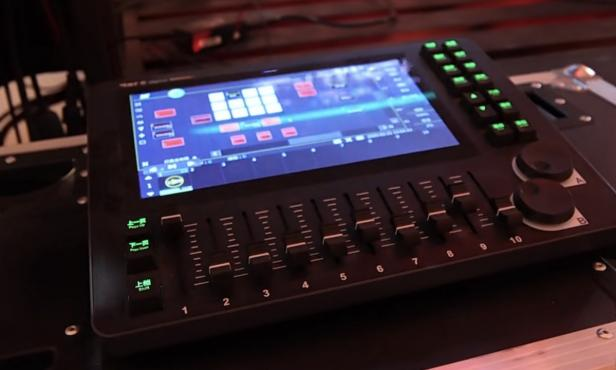 图2- 8 《妄想代理人》细节图片：控台