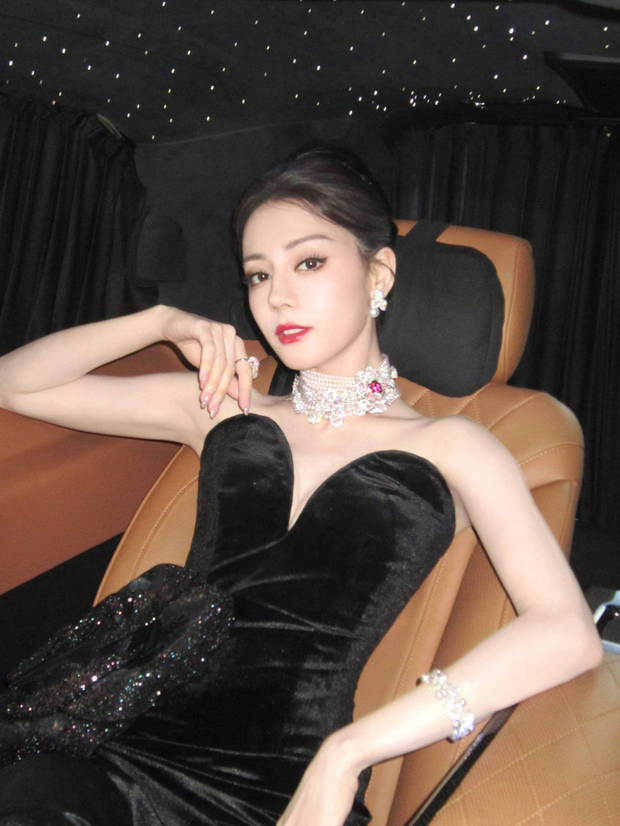 迪丽热巴气场全开,宛若黑玫瑰女王。