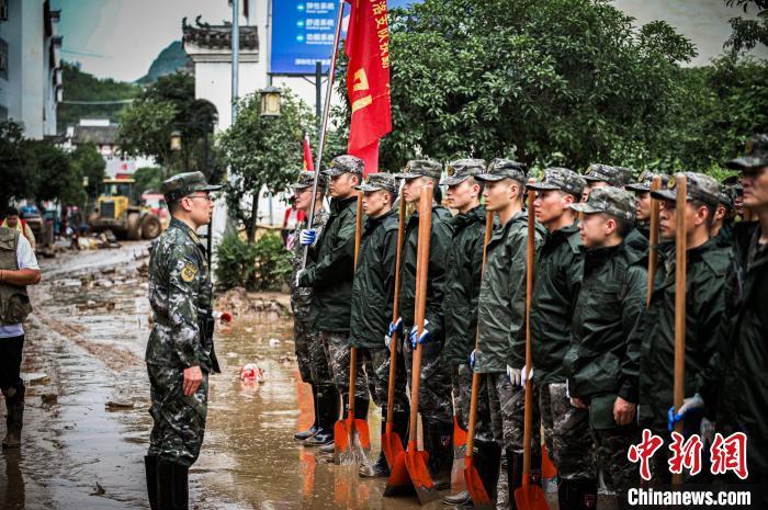 图为武警官兵对被杂物堵塞严重的道路进行疏通清理。 徐宝帅 摄