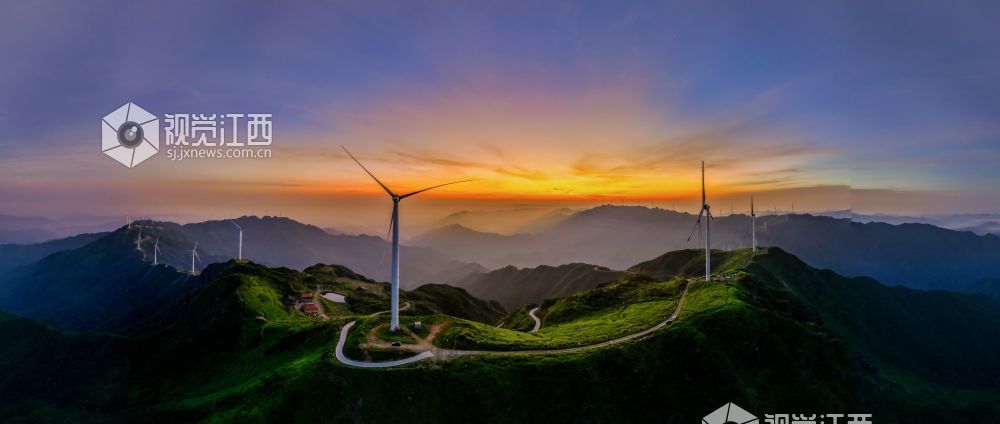 2025年7月7日，江西省吉安市万安县宝山乡天湖山坪峰山顶，清晨的早霞色彩斑斓，霞光万丈，绚丽无比，美得如梦如幻，令人陶醉。
