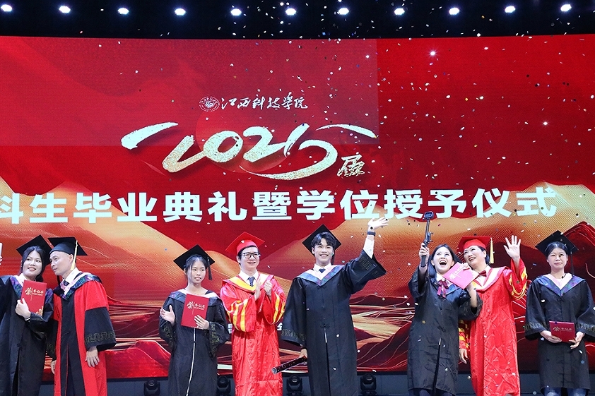 为优秀毕业生颁发荣誉证书。