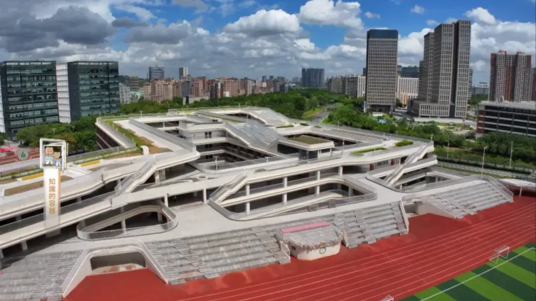 校园设计的变革：叠台式设计提升空间使用效率，“架空式”操场别具一格