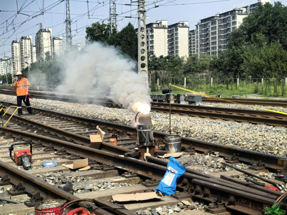 焊机置换反应过程中。新华社记者冯媛媛 摄